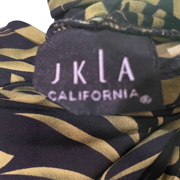 JKLA California Short-Sleeve Top Size M - Can Fit L Forgiving Stretch Material - Picture 2 of 6